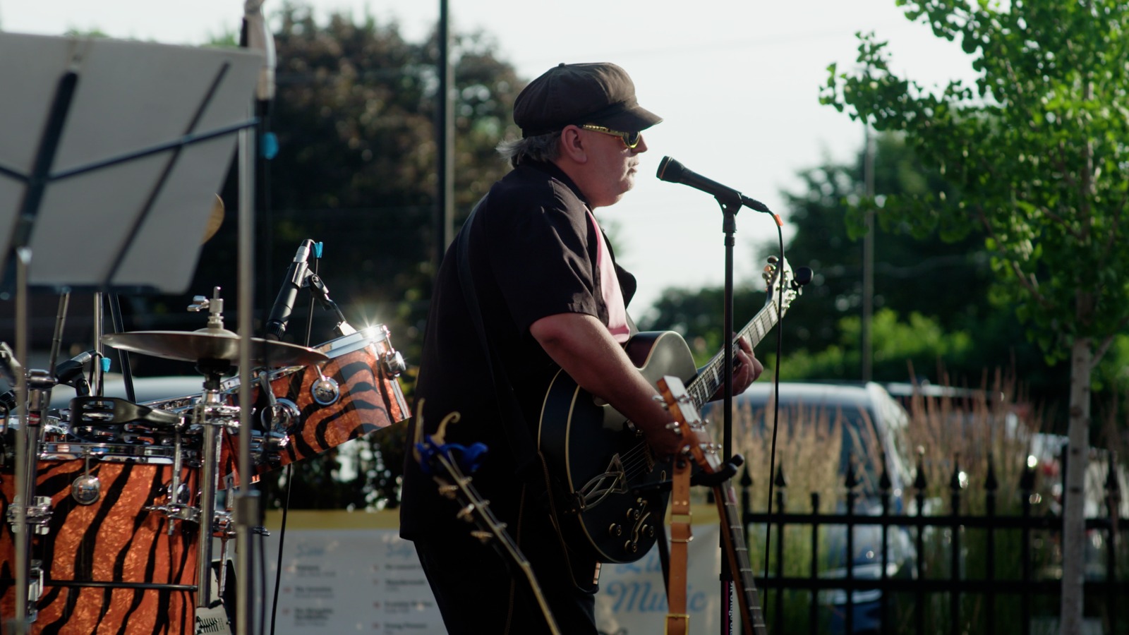 Outdoor concert in hard sunlight without a look, straight conversion