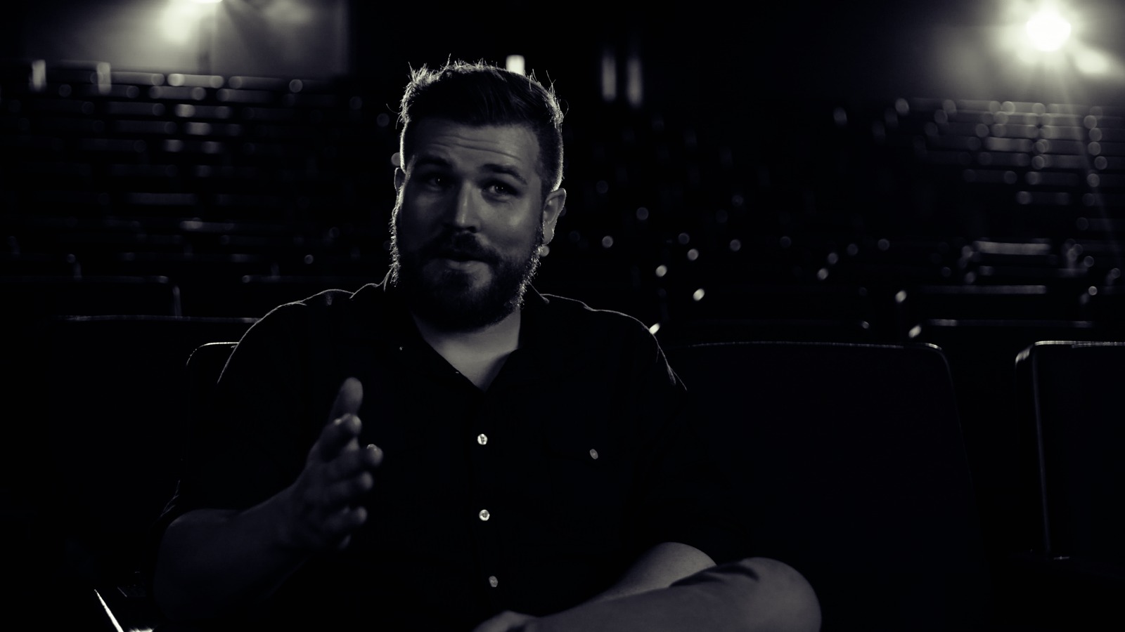 Interview in a dark theater with the Amethyst 400 look applied